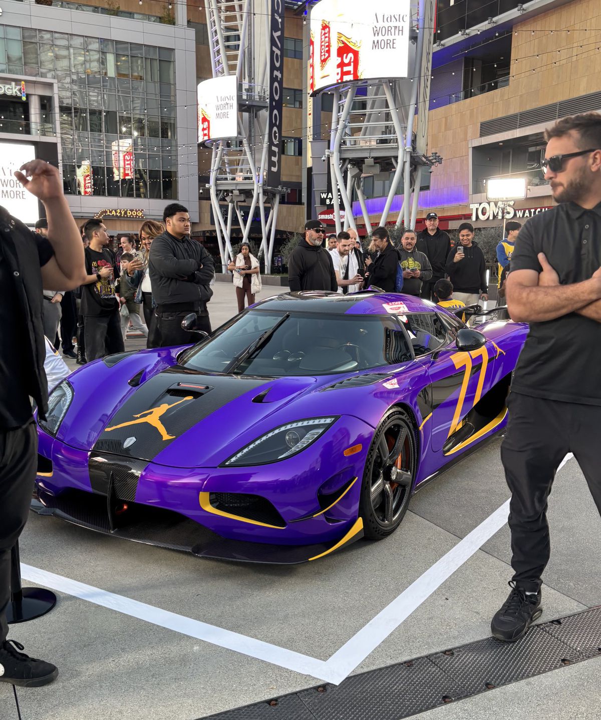 „Rezervorul plin, fără milă” » Jordan i-a dedicat o reclamă lui Luka Doncic și apoi a adus o mașină de 3 milioane de dolari în fața arenei