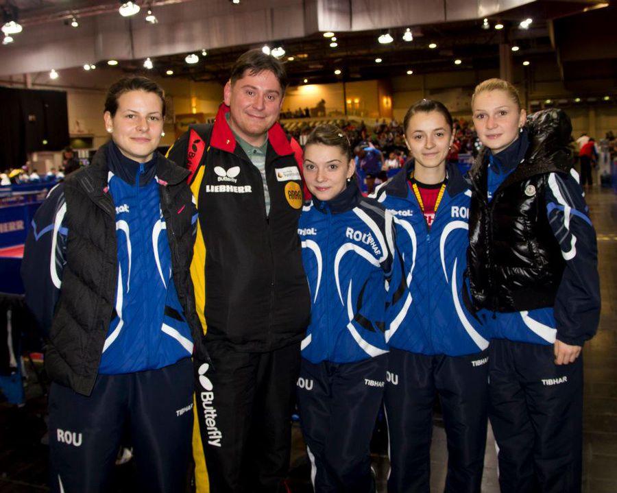 Andrada Vincze și lotul național de tenis de masă/Foto: Facebook „Unii sportivi cred că au pierdut din cauza unui șiret sau a unui fixativ” » Interviu cu un psiholog sportiv, fostă campioană europeană: „Vă dau ca exemplu un rus celebru, cu multe probleme”