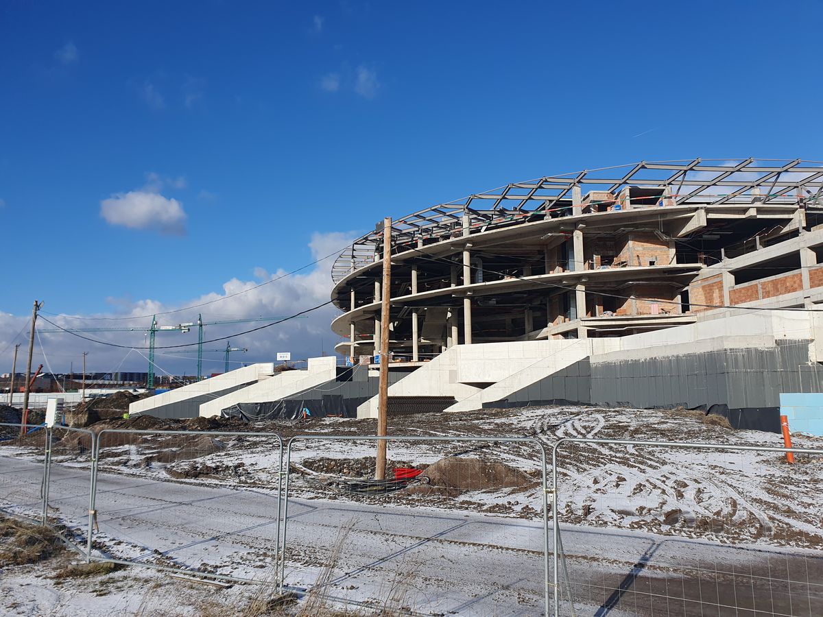 Cum avansează Polivalenta-OZN din centrul țării: două săli integrate, 72 milioane euro, întârzieri din cauza condițiilor meteo și a reproiectării instalațiilor + Când e noul termen de predare