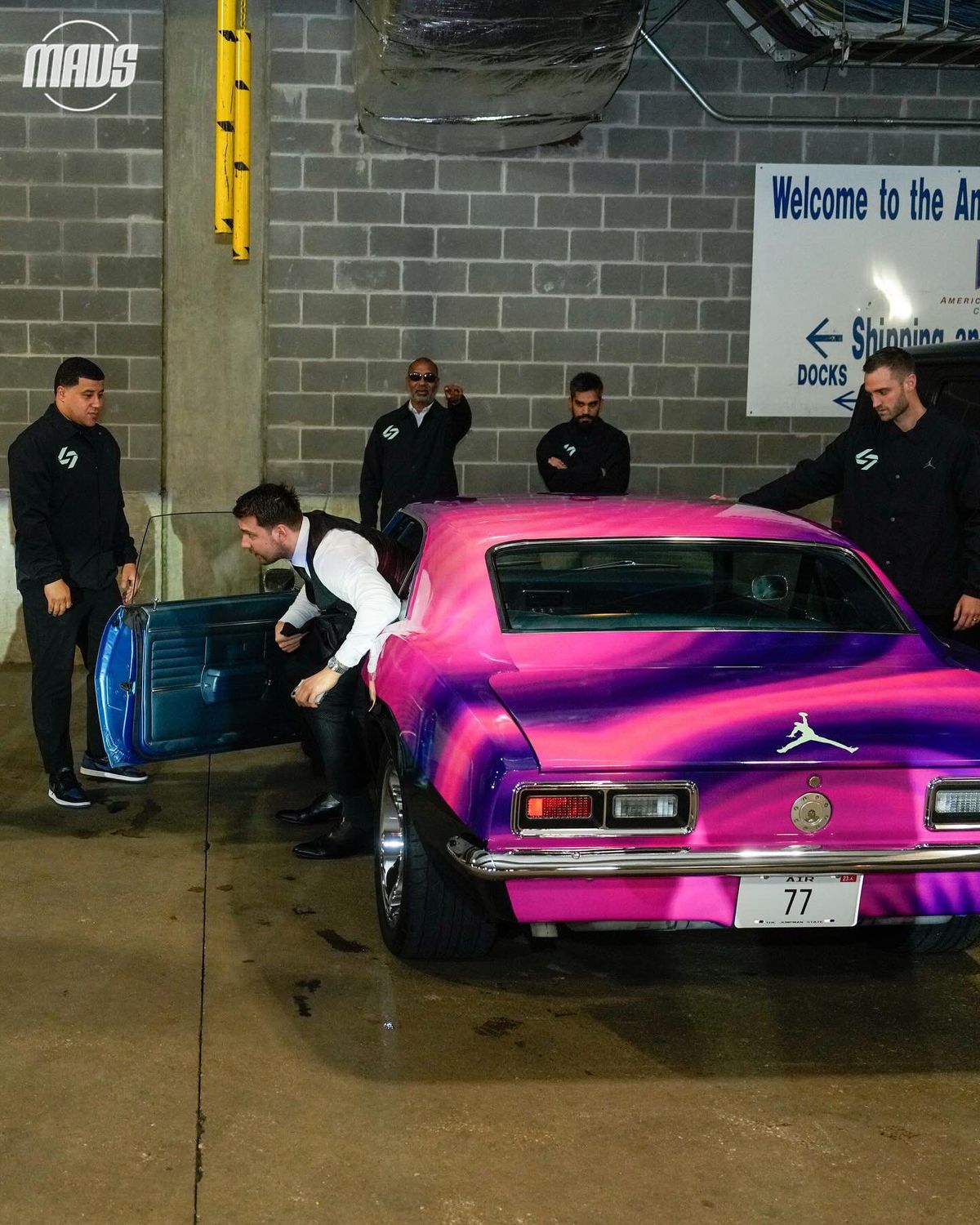 „Rezervorul plin, fără milă” » Jordan i-a dedicat o reclamă lui Luka Doncic și apoi a adus o mașină de 3 milioane de dolari în fața arenei