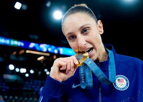 O legendă a baschetului se retrage la 42 de ani: de 6 ori campioană olimpică, peste 10.000 de puncte marcate în carieră!
