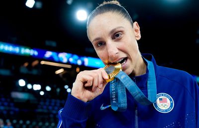 O legendă a baschetului se retrage la 42 de ani: de 6 ori campioană olimpică, peste 10.000 de puncte marcate în carieră!