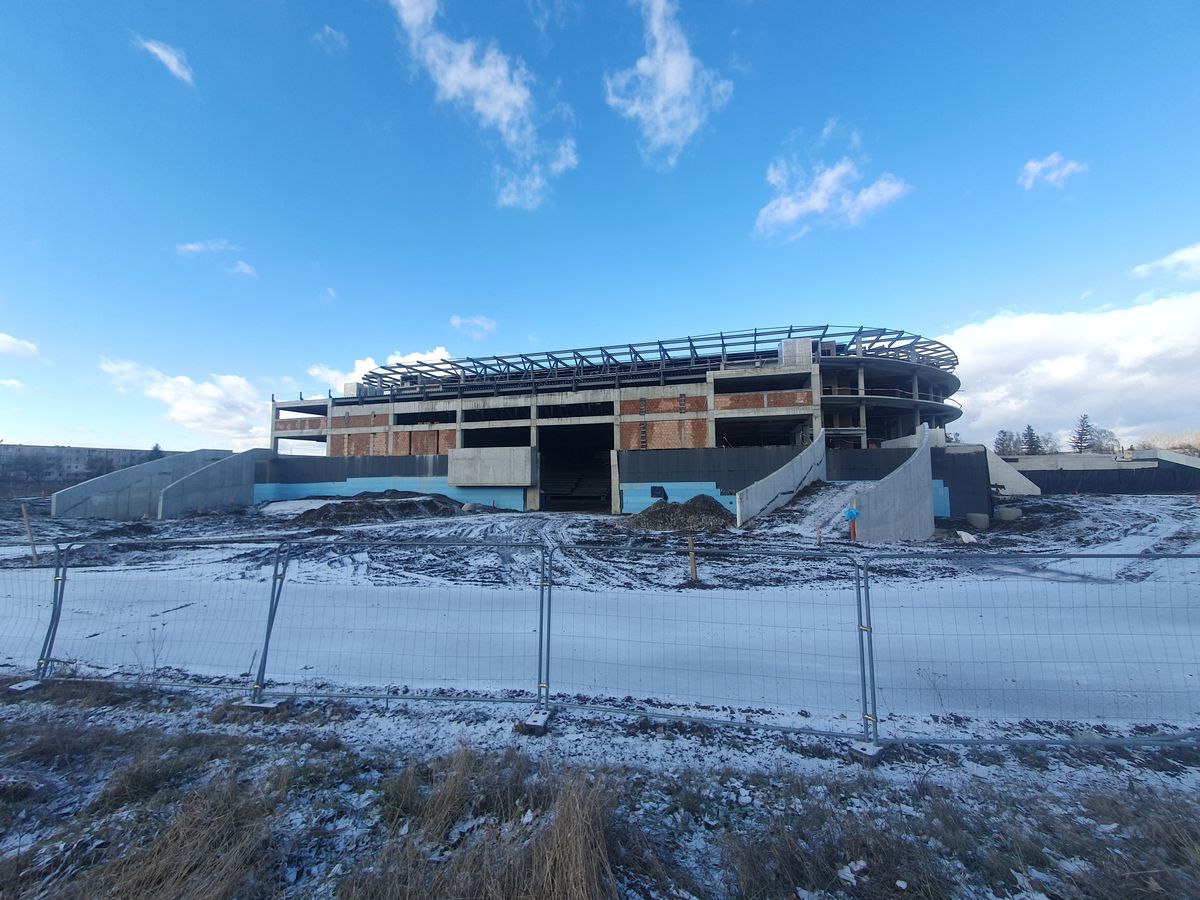 Cum avansează Polivalenta-OZN din centrul țării: două săli integrate, 72 milioane euro, întârzieri din cauza condițiilor meteo și a reproiectării instalațiilor + Când e noul termen de predare
