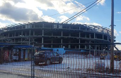 Cum avansează Polivalenta-OZN din centrul țării: două săli integrate, 72 milioane euro, întârzieri din cauza condițiilor meteo și a reproiectării instalațiilor + Când e noul termen de predare