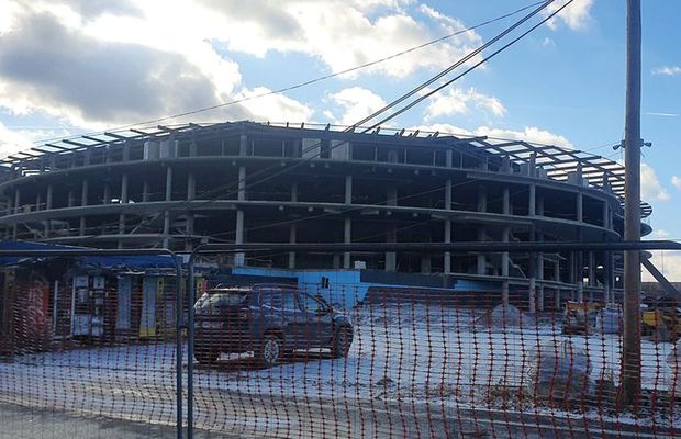 Cum avansează Polivalenta-OZN din centrul țării: două săli integrate, 72 milioane euro, întârzieri din cauza condițiilor meteo și a reproiectării instalațiilor + Când e noul termen de predare