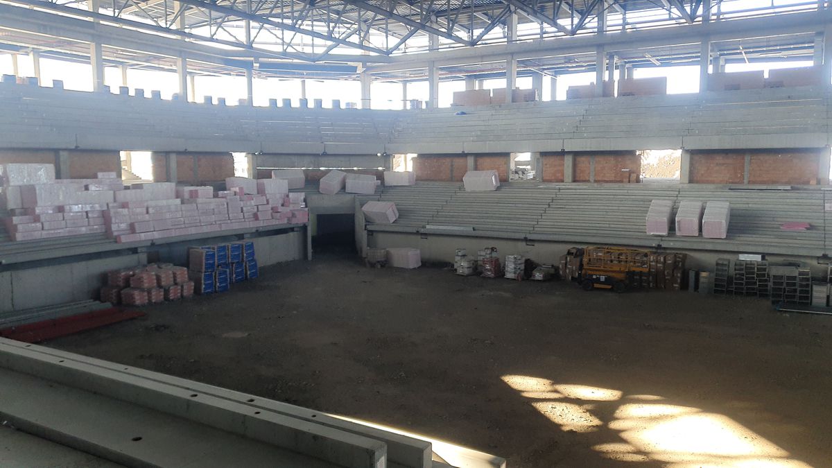 Cum avansează Polivalenta-OZN din centrul țării: două săli integrate, 72 milioane euro, întârzieri din cauza condițiilor meteo și a reproiectării instalațiilor + Când e noul termen de predare