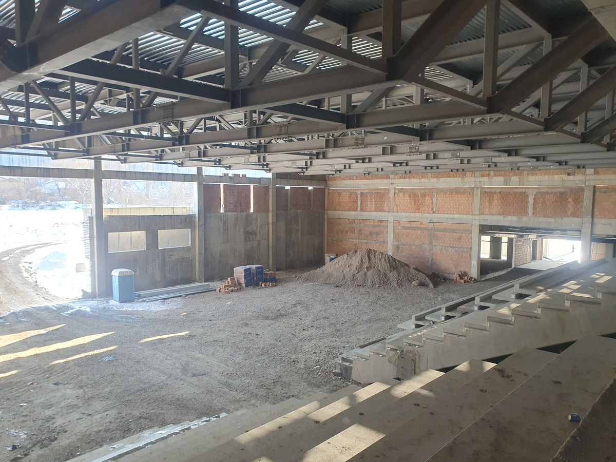 Cum avansează Polivalenta-OZN din centrul țării: două săli integrate, 72 milioane euro, întârzieri din cauza condițiilor meteo și a reproiectării instalațiilor + Când e noul termen de predare