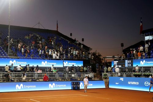 Momentul întreruperii meciului dintre Barrios Vera și Coria în turneul de la Santiago Foto: Imago