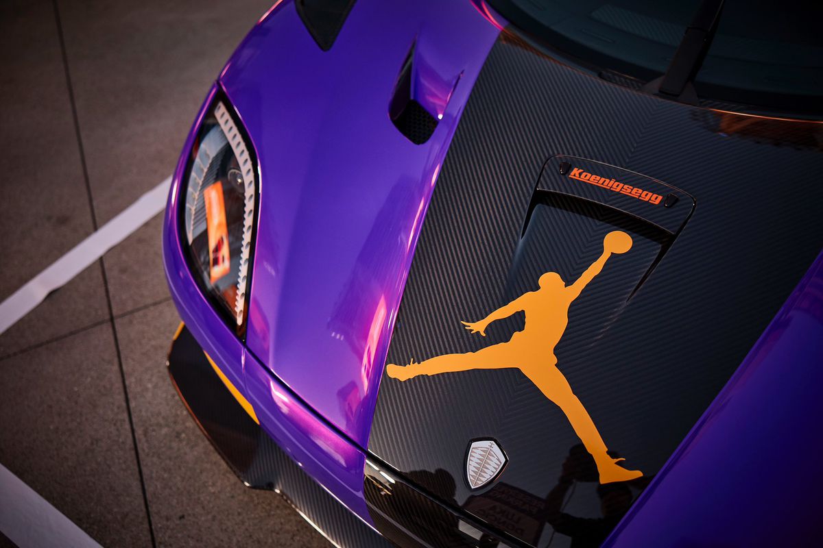 „Rezervorul plin, fără milă” » Jordan i-a dedicat o reclamă lui Luka Doncic și apoi a adus o mașină de 3 milioane de dolari în fața arenei