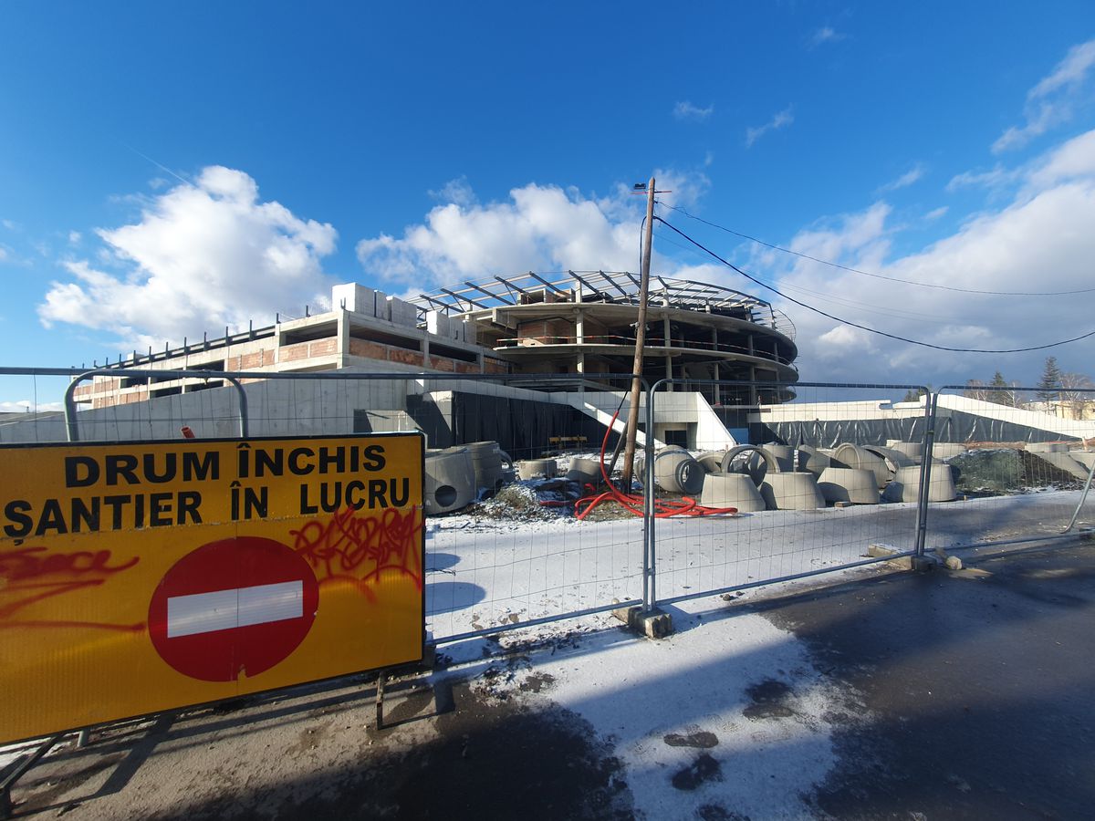 Cum avansează Polivalenta-OZN din centrul țării: două săli integrate, 72 milioane euro, întârzieri din cauza condițiilor meteo și a reproiectării instalațiilor + Când e noul termen de predare