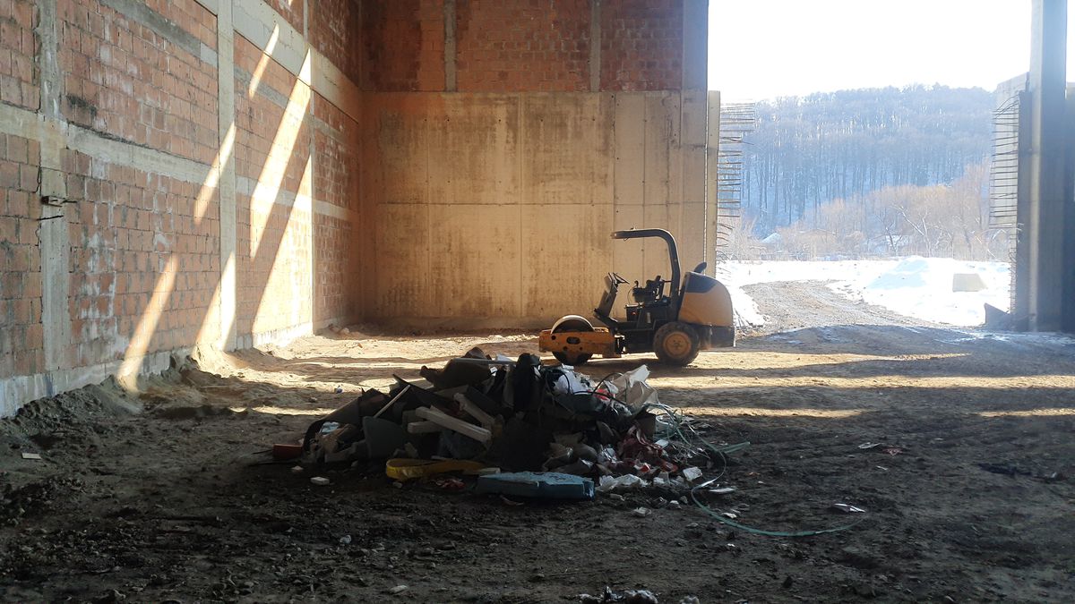 Cum avansează Polivalenta-OZN din centrul țării: două săli integrate, 72 milioane euro, întârzieri din cauza condițiilor meteo și a reproiectării instalațiilor + Când e noul termen de predare