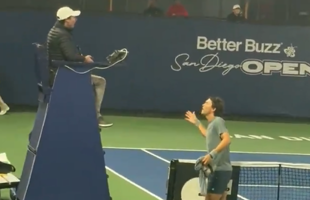 Criză de nervi la un Challenger din SUA! Și-a distrus racheta și apoi a început să urle la arbitru: „Sunteți absurzi. Tot timpul luați deciziile acestea teribile”