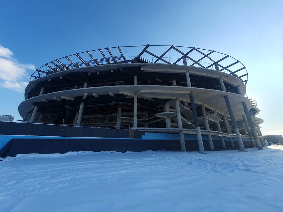 Cum avansează Polivalenta-OZN din centrul țării: două săli integrate, 72 milioane euro, întârzieri din cauza condițiilor meteo și a reproiectării instalațiilor + Când e noul termen de predare