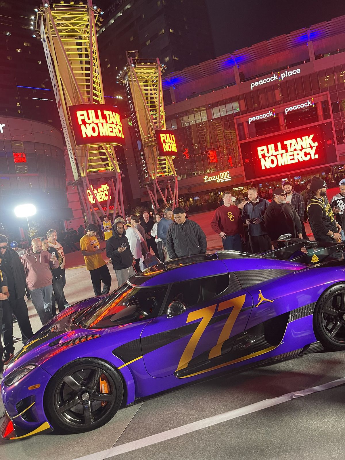 „Rezervorul plin, fără milă” » Jordan i-a dedicat o reclamă lui Luka Doncic și apoi a adus o mașină de 3 milioane de dolari în fața arenei