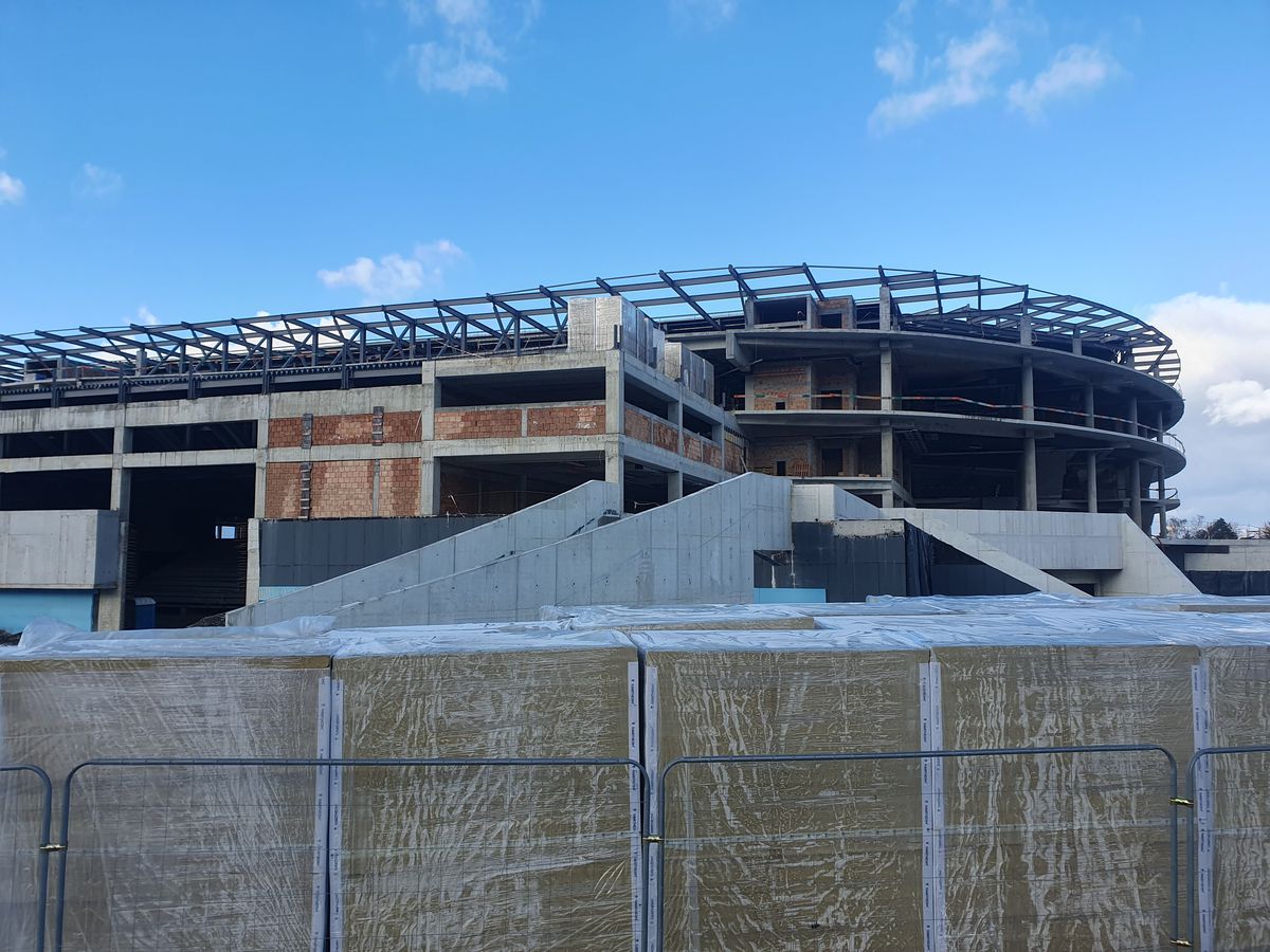Cum avansează Polivalenta-OZN din centrul țării: două săli integrate, 72 milioane euro, întârzieri din cauza condițiilor meteo și a reproiectării instalațiilor + Când e noul termen de predare