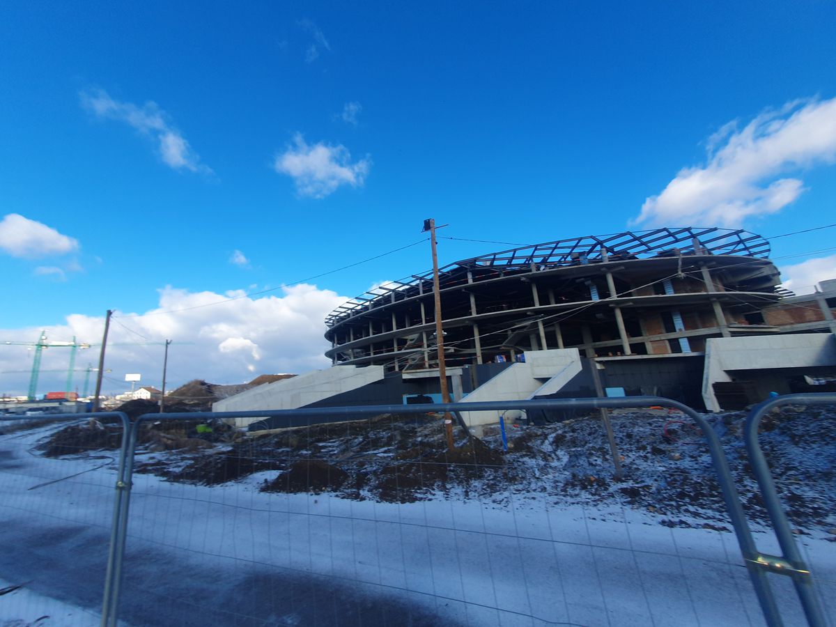 Cum avansează Polivalenta-OZN din centrul țării: două săli integrate, 72 milioane euro, întârzieri din cauza condițiilor meteo și a reproiectării instalațiilor + Când e noul termen de predare