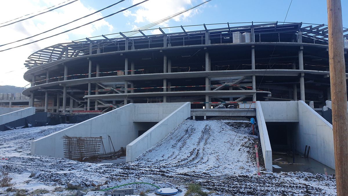 Cum avansează Polivalenta-OZN din centrul țării: două săli integrate, 72 milioane euro, întârzieri din cauza condițiilor meteo și a reproiectării instalațiilor + Când e noul termen de predare