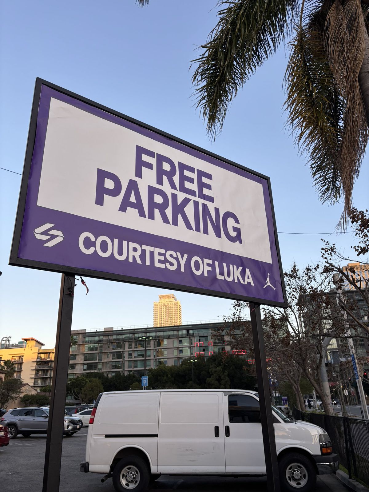 „Rezervorul plin, fără milă” » Jordan i-a dedicat o reclamă lui Luka Doncic și apoi a adus o mașină de 3 milioane de dolari în fața arenei