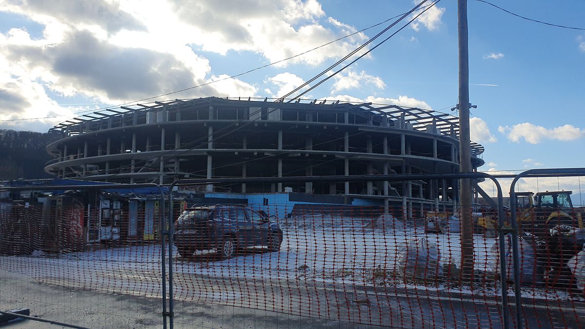 Cum avansează Polivalenta-OZN din centrul țării: două săli integrate, 72 milioane euro, întârzieri din cauza condițiilor meteo și a reproiectării instalațiilor + Când e noul termen de predare