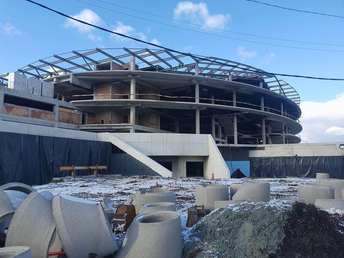 Cum avansează Polivalenta-OZN din centrul țării: două săli integrate, 72 milioane euro, întârzieri din cauza condițiilor meteo și a reproiectării instalațiilor + Când e noul termen de predare