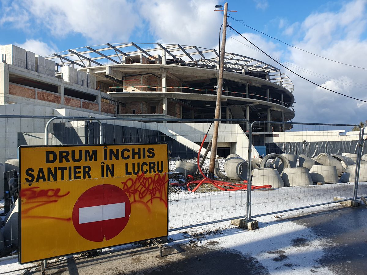 Cum avansează Polivalenta-OZN din centrul țării: două săli integrate, 72 milioane euro, întârzieri din cauza condițiilor meteo și a reproiectării instalațiilor + Când e noul termen de predare
