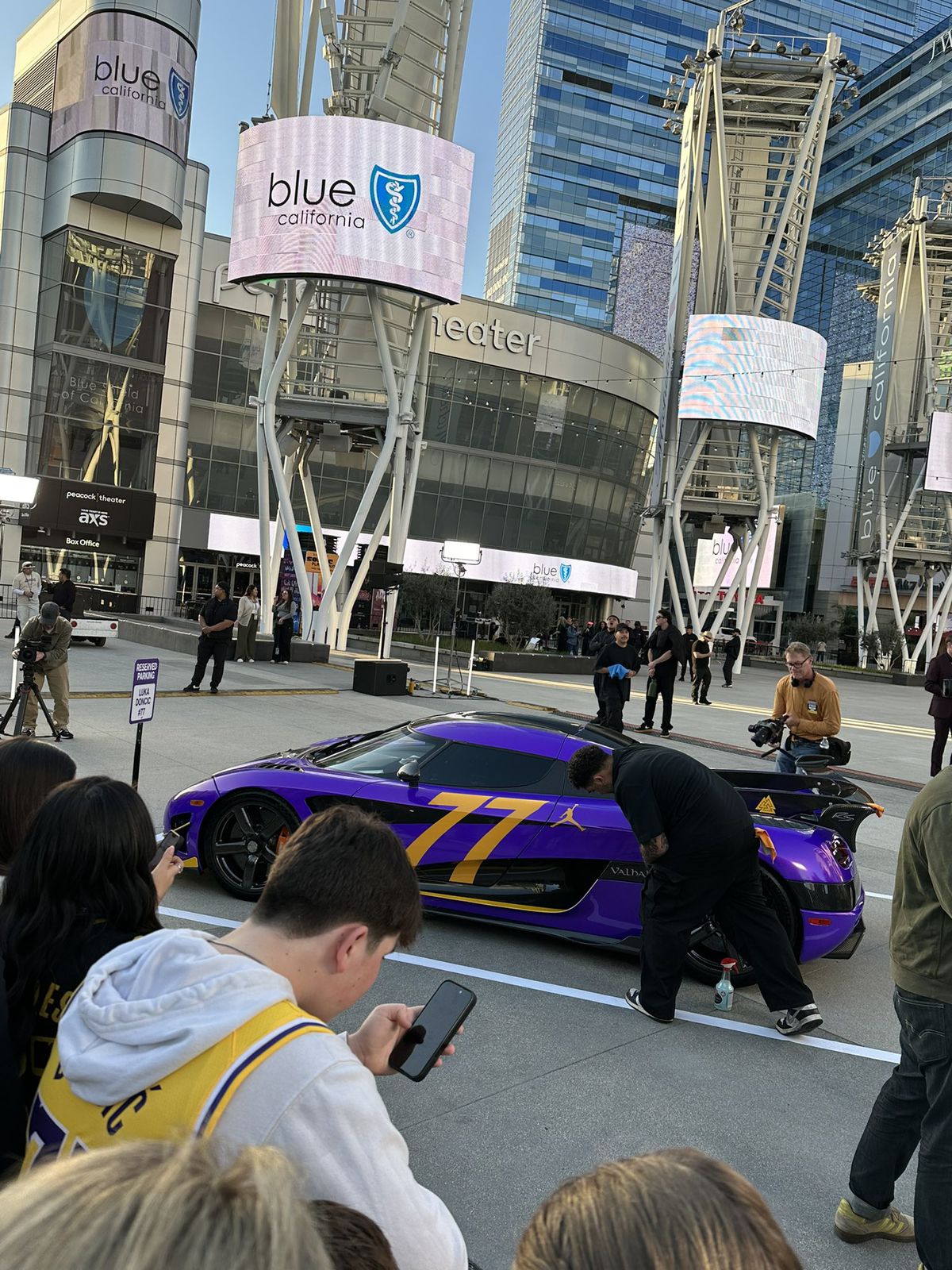 „Rezervorul plin, fără milă” » Jordan i-a dedicat o reclamă lui Luka Doncic și apoi a adus o mașină de 3 milioane de dolari în fața arenei