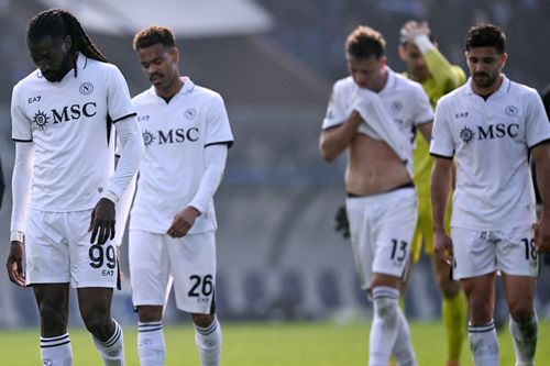 Folosit în ultima jumătate de oră de Napoli, Frank Anguissa (stânga) s-a accidentat în eșecul de la Como / Foto: Imago