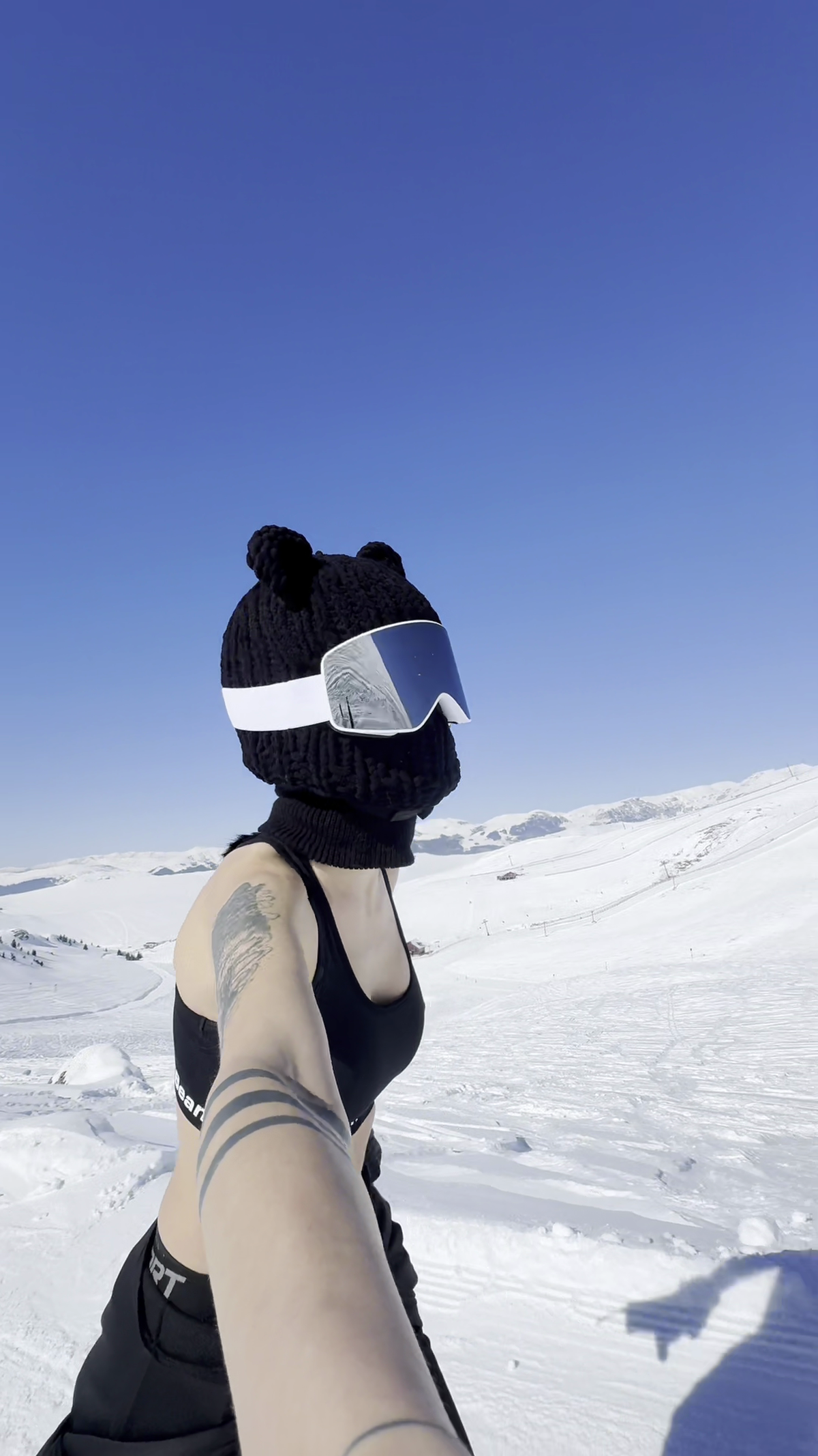 Beatrice Ungureanu (Bettyshor) pe pârtie în lenjerie intimă