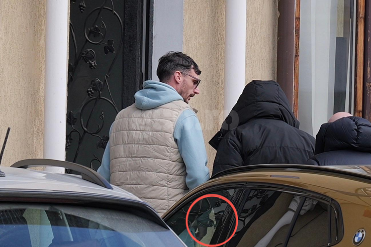 Gabi Matei (în geacă neagră) a fost legat de Marius Sanda (în trening albastru) la Parchet. Imaginea a fost surprinsă de fotoreporterul GSP Andrei Furnigă prin geamul unui BMW.