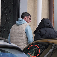 Gabi Matei (în geacă neagră) a fost legat de Marius Sanda (în trening albastru) la Parchet. Imaginea a fost surprinsă de fotoreporterul GSP Andrei Furnigă prin geamul unui BMW.