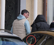 Gabi Matei (în geacă neagră) a fost legat de Marius Sanda (în trening albastru) la Parchet. Imaginea a fost surprinsă de fotoreporterul GSP Andrei Furnigă prin geamul unui BMW.