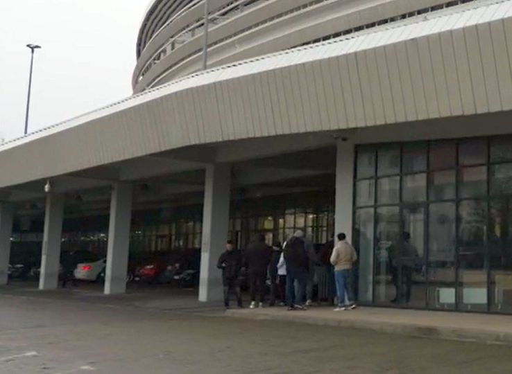 Persoane care așteaptă în fața stadionului din Târgu Jiu pentru a-și depune dosarele de redobândire a permisului auto