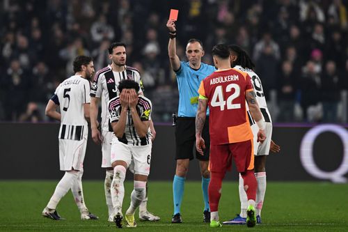 Lloyd Kelly (nr. 6) primește cartonașul roșu și Juve va rămâne în inferiroritate / Foto: Imago