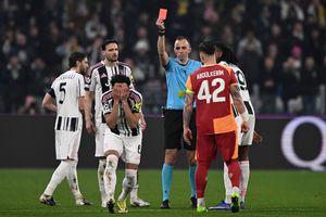 „Roșu” direct! » Jucătorul lui Juventus s-a răzbunat pe zidul tunelului care duce la vestiare