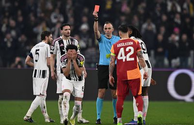 „Roșu” direct! » Jucătorul lui Juventus s-a răzbunat pe zidul tunelului care duce la vestiare