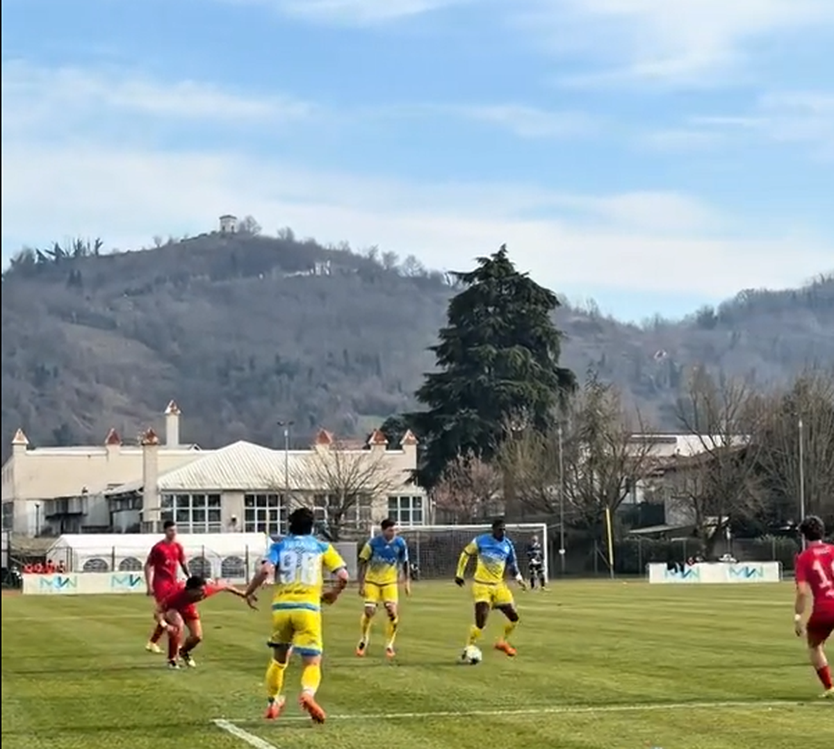 De la Bayern și Juventus, în Serie D! Douglas Costa a evoluat pe un stadion de 750 de locuri