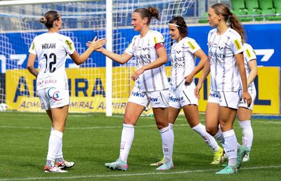 Arbitrul care a filmat pe ascuns fotbalistele dezbrăcate și-a aflat pedeapsa. Jucătoarele protestează