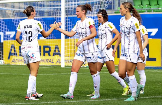 Arbitrul care a filmat pe ascuns fotbalistele dezbrăcate și-a aflat pedeapsa. Jucătoarele protestează