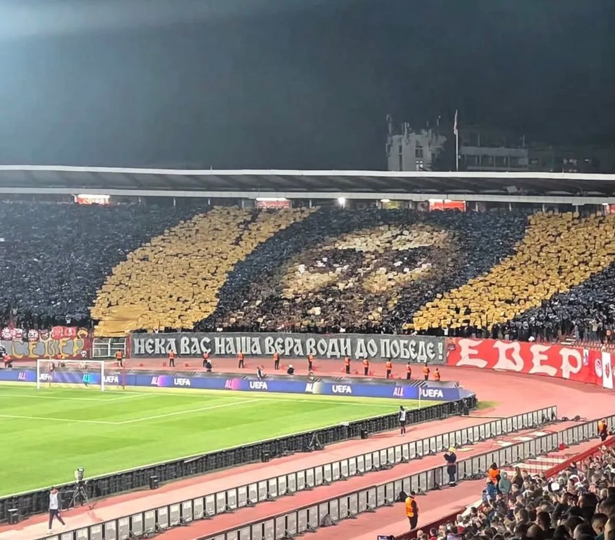 Scenografie Steaua Roșie la meciul cu Lille din Europa League