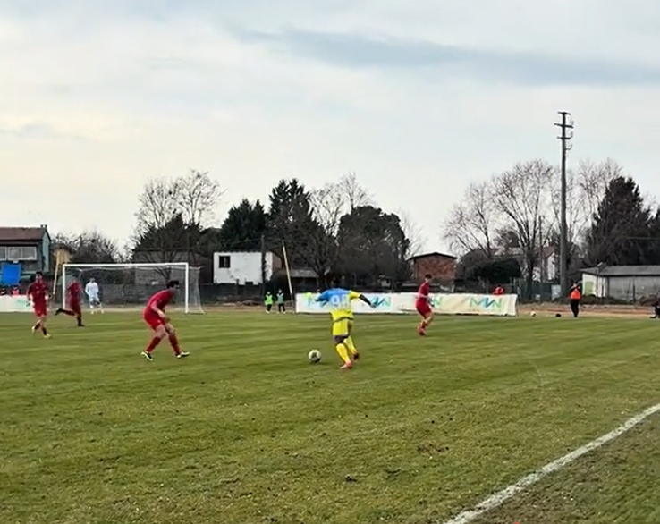 Douglas Costa a evoluat pe un stadion de 750 de locuri // Capturi FOTO: Tiktok @mundialitopodcast