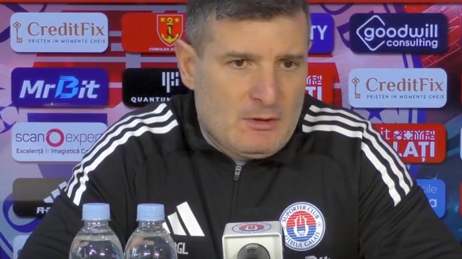Antrenorul Laszlo Balint discutând despre revenirea lui Diego Zivulic înaintea meciului dificil cu U Cluj în Liga Profesionistă. | sursa foto: Gazeta Sporturilor