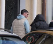 Gabi Matei (în geacă neagră) a fost legat de Marius Sanda (în trening albastru) la Parchet. Imaginea a fost surprinsă de fotoreporterul GSP Andrei Furnigă prin geamul unui BMW.