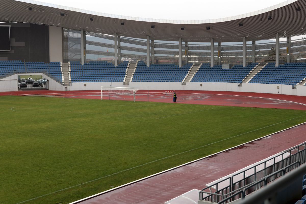 Stadionul funcționarilor! Pe arena unde Pandurii îngenunchea granzii mai „joacă” doar angajații de la primărie! GSP a descins la Târgu-Jiu