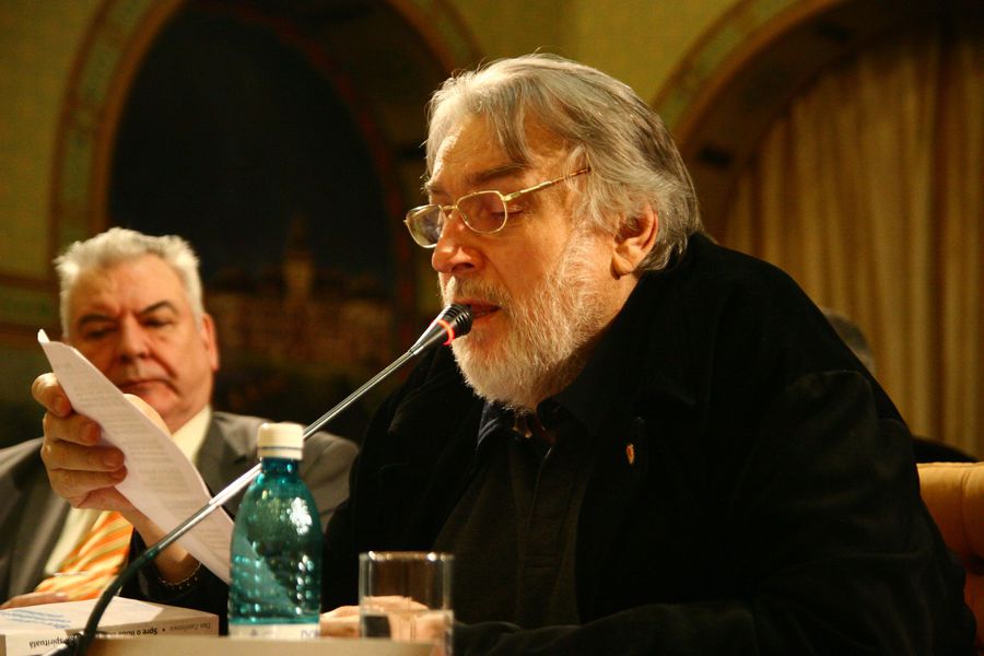 „Mai țineți minte când ați spart mingea pe Giulești?!” » Povești cu Ioanițoaia și Păunescu: „Domn' arbitru, ăsta este un mare talent”