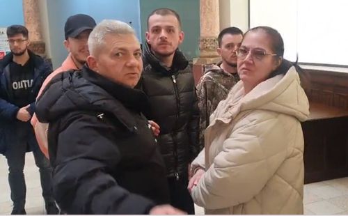 Alexandru Cristescu (centru) și Claudiu Blaga au venit încătușați la Judecătoria Ploiești în „dosarul Păulești”: primul a dat tonul unui haos pe holurile instituției