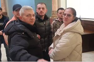 „Ce filmezi, mă? Ce filmezi, mă?” » Arestații din „dosarul Păulești” au declanșat un scandal-monstru pe holurile Judecătoriei Ploiești + Nepoata lui Florin Salam, printre agresori