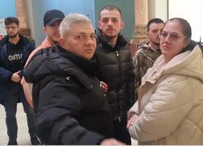 „Ce filmezi, mă? Ce filmezi, mă?” » Arestații din „dosarul Păulești” au declanșat un scandal-monstru pe holurile Judecătoriei Ploiești + Nepoata lui Florin Salam, printre agresori