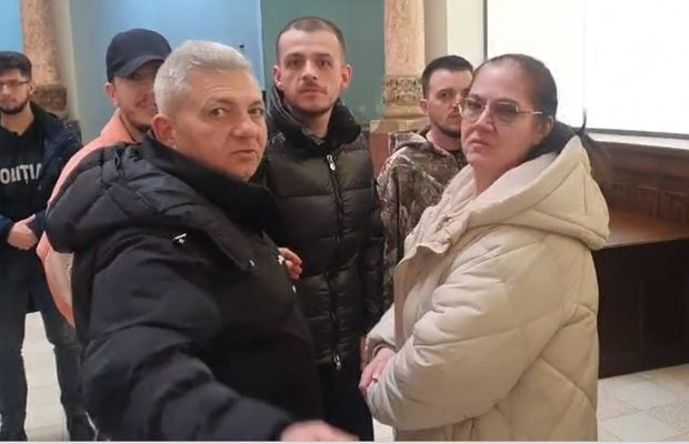 „Ce filmezi, mă? Ce filmezi, mă?” » Arestații din „dosarul Păulești” au declanșat un scandal-monstru pe holurile Judecătoriei Ploiești + Nepoata lui Florin Salam, printre agresori
