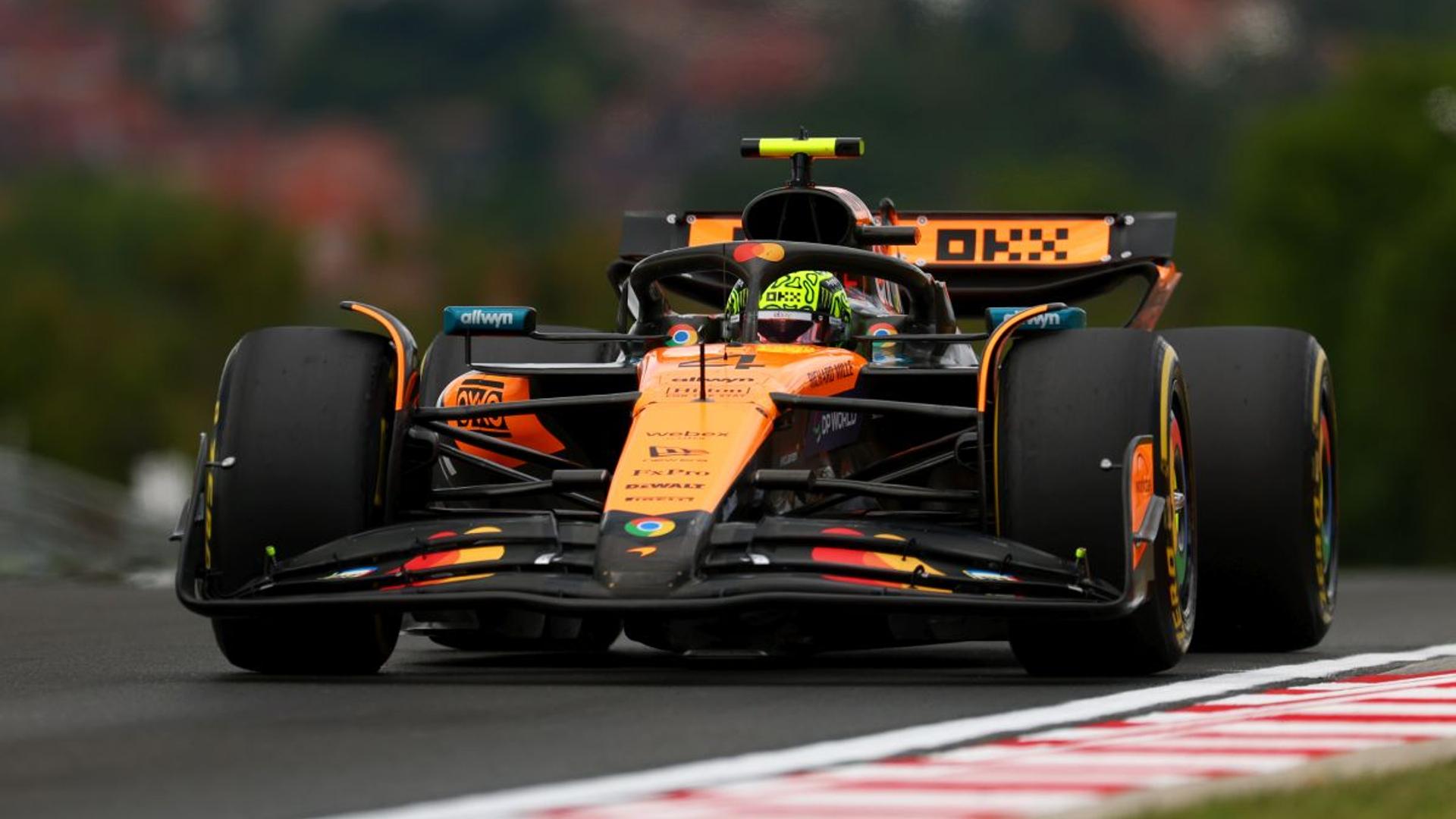 Monopost McLaren pe circuit în timpul Marelui Premiu, cu logo-ul Banca Transilvania vizibil, simbol al parteneriatului sponsorizare Formula 1 | sursa foto: Gazeta Sporturilor