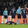 Istvan Kovacs îi arată lui Mamamdou Coulibaly (Monaco) cartonașul roșu / Foto: Imago